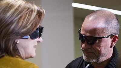 Los pacientes Carlos Martínez y Guadalupe Iglesias, primeros implantados en España con un «ojo biónico»