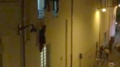 La mujer embarazada que colgaba del alféizar de la sala Bataclan ha encontrado al héroe que le salvó la vida