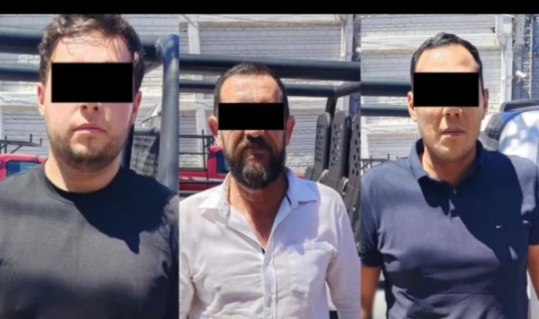 Los hechos ocurrieron en un negocio en la calle Ruiseñor, de la referida colonia, luego de que la afectada presentará una denuncia en contra de los funcionarios públicos.