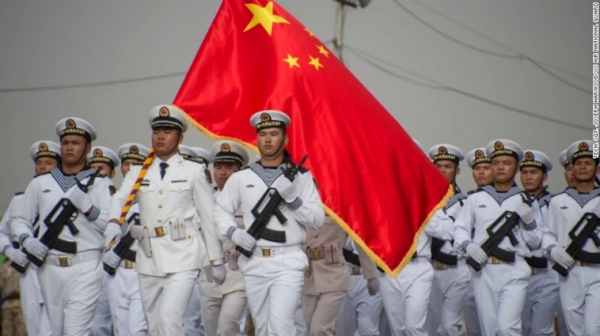 Tropas del Ejército Popular de Liberación de China marchan el Día de la Independencia de Yibuti el 27 de junio, marcando 40 años desde el final del dominio francés en el país del Cuerno de África.