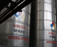 Personal de la Procuraduría General de la República aseguró en San Pedro Tlaquepaque, Jalisco, contenedores con aproximadamente 199 mil litros de tequila, presuntamente adulterado.