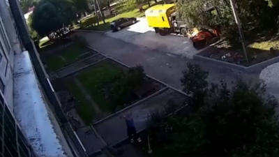 VIDEO: El momento exacto en que dos obreros salvan a un bebé que cae desde una ventanta