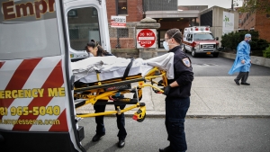 Equipo de ambulancia se lleva a un paciente en Nueva York.