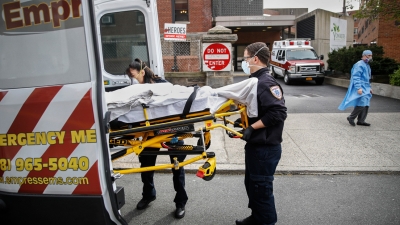 Equipo de ambulancia se lleva a un paciente en Nueva York.