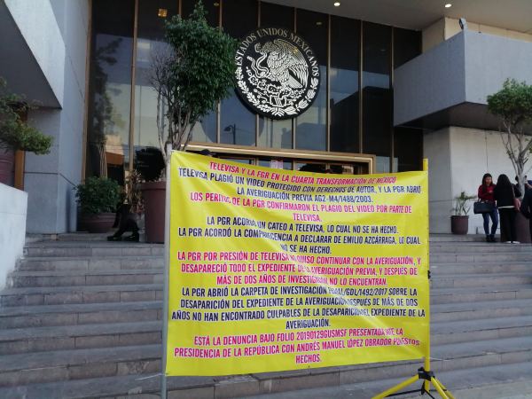 Pancarta de protesta a las puertas de la FGR.