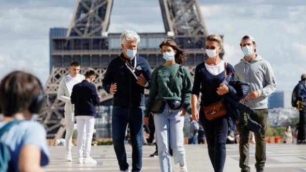 Un grupo de ciudadanos portando mascarilla en la plaza de Trocadero de la capital gala 