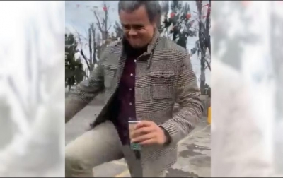 En el video se puede observar al sujeto gritándole a la conductora, para luego golpear el vehículo y rociarla con café después de que esta le ofreciera disculpas y le pidiera que se tranquilizara para poder llamar al seguro y que arreglara el percance.