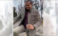 En el video se puede observar al sujeto gritándole a la conductora, para luego golpear el vehículo y rociarla con café después de que esta le ofreciera disculpas y le pidiera que se tranquilizara para poder llamar al seguro y que arreglara el percance. 