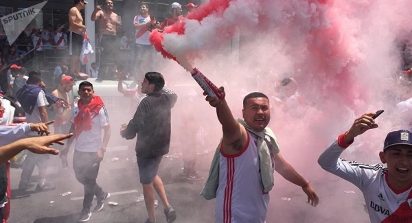 Suspenden al domingo la final de la Libertadores tras ataques contra jugadores del Boca y disturbios