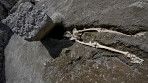 El hombre quedó aplastado bajo una enorme roca de 300 kilos.