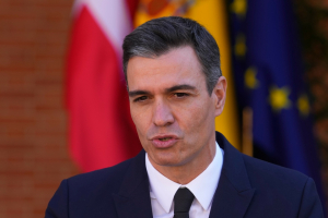 El presidente del gobierno español, Pedro Sánchez, en conferencia de prensa junto con la primera ministra danesa Mette Frederiksen en el Palacio de la Moncloa, en Madrid, el 21 de febrero de 2022.