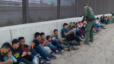 Migrantes detenidos por la Oficina de Aduanas y Protección Fronteriza, en EE.UU., 15 de mayo, 2019.