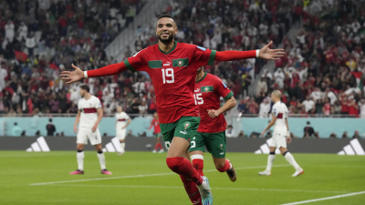 Youssef En-Nesyri celebra su gol a Portugal en cuartos de final del Mundial de Catar, en el estadio Al Thumama, Doha, el 10 de diciembre de 2022.