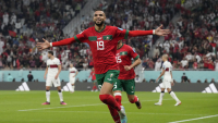 Youssef En-Nesyri celebra su gol a Portugal en cuartos de final del Mundial de Catar, en el estadio Al Thumama, Doha, el 10 de diciembre de 2022.