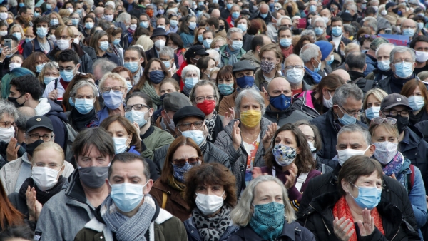 El jefe de la OMS insta a volver a las mascarillas y vacunarse contra el covid-19