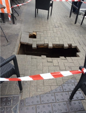 Reino Unido: Una mujer cae en un agujero cerca de un restaurante en London