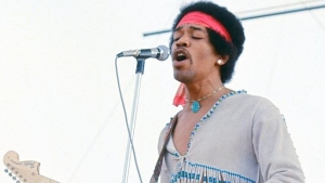 Jimi Hendrix en su famoso concierto en «Woodstock»