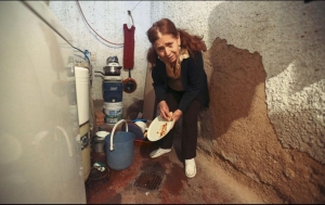 Ante los problemas de abasto y mala calidad de agua que se mantienen en la metrópoli, algunos habitantes como María de la Cruz Silva, de la Colonia División del Norte, en Zapopan, utilizan agua del aljibe para lavar los trastes.