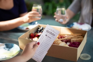 Dos amigas ganan 1,4 millones de dólares en la lotería gracias al error de una de ellas