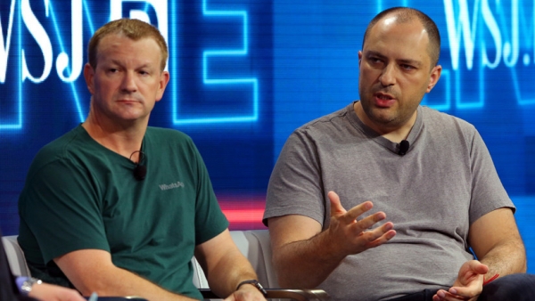 Brian Acton y Jan Koum durante una conferencia en Laguna Beach, California, el 25 de octubre de 2016.