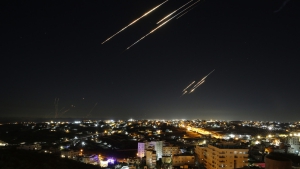 Se ven misiles disparados desde Irán surcando los cielos sobre la ciudad de Hebrón.