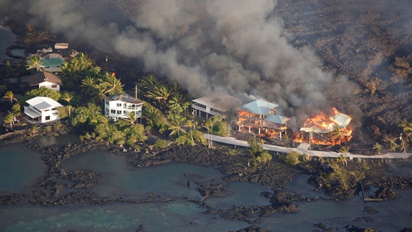 La lava destruye casas en el área de la bahía de Kapoho, Hawái, EE.UU., el 5 de junio del 2018.