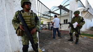 Miembros de la Guardia Nacional custodian la morgue en Cosoleacaque, estado de Veracruz, México. 28 de agosto de 2019.