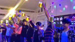 Un hombre se desploma y muere tras tomarse una jarra de cerveza de un solo trago
