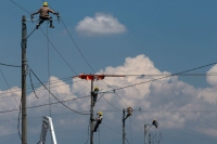 Empleados de la CFE realizan trabajos de electrificación en Morelos.