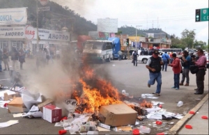 Un grupo de maestros de la CNTE mientras irrumpen en una sede del PRI, en Oaxaca.