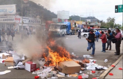 Un grupo de maestros de la CNTE mientras irrumpen en una sede del PRI, en Oaxaca.