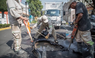 Una brigada de reparación trabaja en una fuga de agua en Ciudad de México.