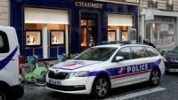 Un coche policial cerca de la joyería Chaumet, París, Francia, el 27 de julio de 2021 