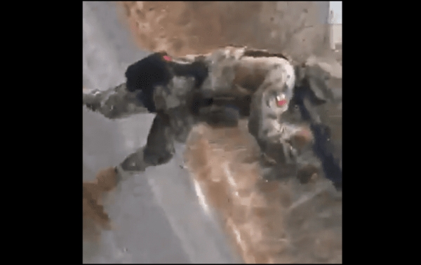 En las grabaciones se escucha la mezcla de los estruendos de las armas de alto poder con algunos gritos de los oficiales.