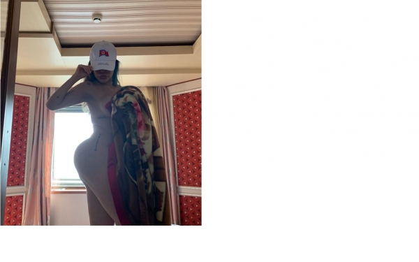 Brasileña se arriesga a ser arrestada en Corea del Norte al posar desnuda en su hotel y hacerse una selfi con una gorra de soldado