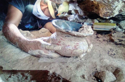 El INAH recupera una vasija maya completa de una cueva en Playa del Carmen, Quintana Roo.