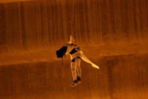 El cadáver colgado en puente de Iztapalapa.