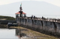 La ausencia de agua es evidente en el malecón del Lago de Chapala, el más grande del país.