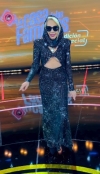 Laura Bozzo luce extravagante vestido sin sostén y le dicen que se le ven “los pellejos colgando”