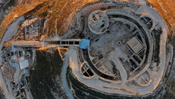 Vista aérea de la fortaleza de Herodium, con el sitio de la tumba del rey Herodes y el teatro construido por Herodes el Grande entre el 23 y el 15 a. C. en el desierto de Judea 