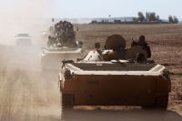 Fuerzas iraquíes en vehículos de guerra , apoyados por paramilitares de Hashed al-Shaabi, avanzan al sur de Mosul después de la ofensiva para recuperar el oeste de la ciudad en manos del EI.