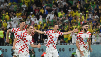 Los jugadores croatas celebran su victoria ante Brasil en los cuartos de final del Mundial de Catar en el estadio Ciudad de la Educación de Doha, el 9 de diciembre de 2022.