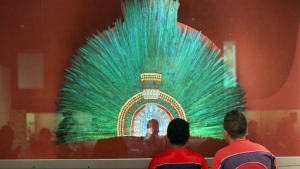 Una réplica del penacho de Moctezuma, en el Museo Nacional de Antropología, en Ciudad de México.