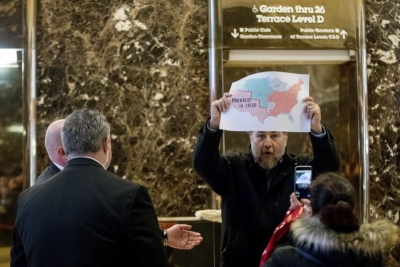 Un exdiputado mexicano, Gerardo Fernández Noroña, protesta contra el muro en la Torre Trump