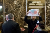 Un exdiputado mexicano, Gerardo Fernández Noroña, protesta contra el muro en la Torre Trump