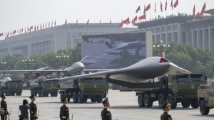 Una formación de combate no tripulada aérea participa en el desfile militar del Día de la Victoria en Pekín, China, el 3 de septiembre de 2025.