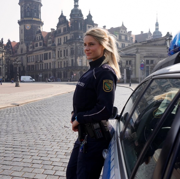 Una oficial de policía alemana conquista Internet con su belleza