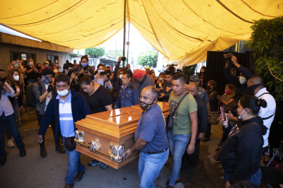 Exequias del señor Juan José Galindo, una de las 25 víctimas mortales del desplome de una trabe y dos vagones del Metro en la línea 12. Familiares y vecinos lo despidieron ayer con un grupo de música norteña en el panteón de San Lorenzo.