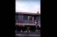 Jovencita intenta suicidarse; se lanza del segundo piso de su escuela (VIDEO)
