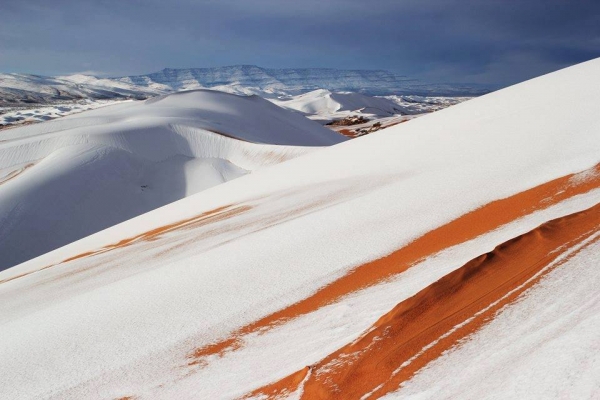 El frío llegó a África y un manto de nieve cubrió el Sáhara